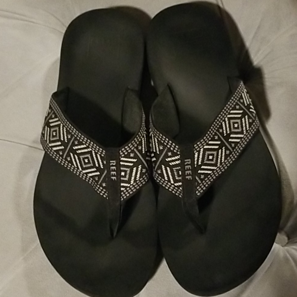 2 pair flip flops - Picture 2 of 3